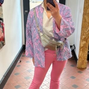 look 65 kimono imprimé pastel jean flare rose basket coloré blouse dentelle blanche